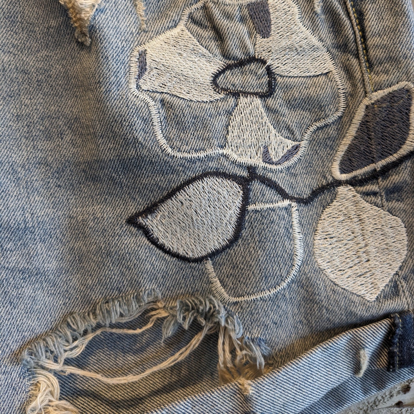 Pilcro Embroiderd Shorts Sz 29